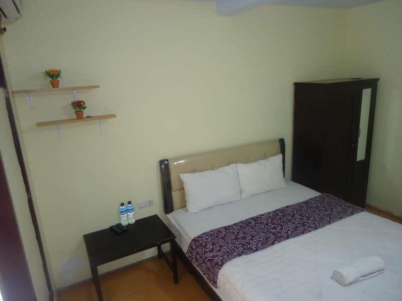 Adel'S Guest House Malang Exterior photo