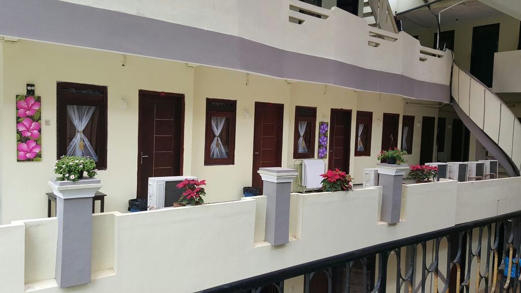 Adel'S Guest House Malang Exterior photo